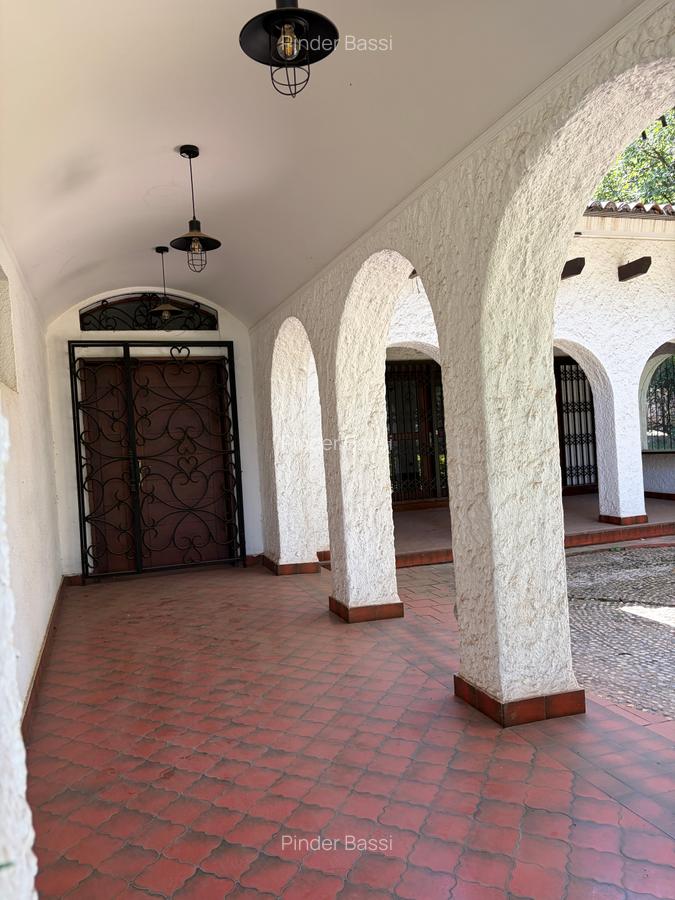 5-Bedroom Separate House — Lavington — photo 2