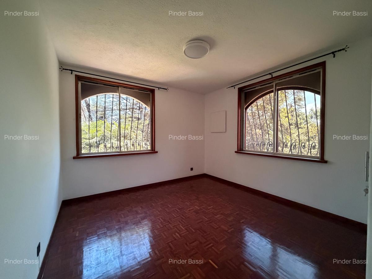 5-Bedroom Separate House — Lavington — photo 13