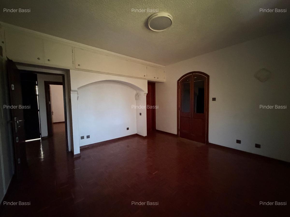 5-Bedroom Separate House — Lavington — photo 14