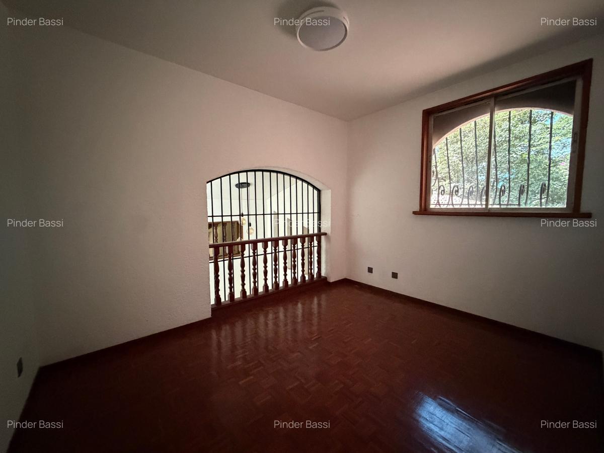 5-Bedroom Separate House — Lavington — photo 15